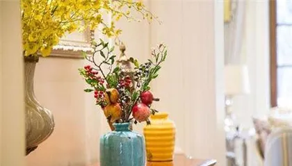 What kind of flowers are good for feng shui in the living room entrance? What are the feng shui advantages and disadvantages of placing flowers in the living room entrance?