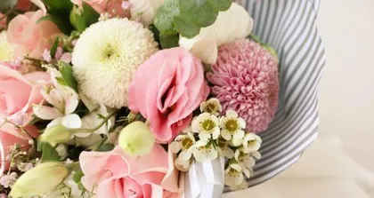 The Flower Language and Symbolic Meaning of Rice Paper Fans (Exploring the Emotional Implications and Cultural Connotations within the Fan)