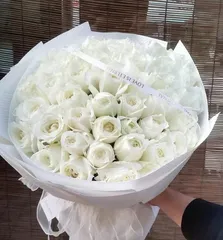 Discovery of the beautiful flower among the white flowers (Discovery of the beautiful flower among the white flowers)