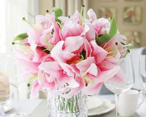 The arrangement of flowers on the dining table is both auspicious and beautiful! (These flowers are not only attractive but also bring unexpected good luck!)